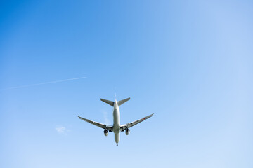 空を飛ぶ飛行機