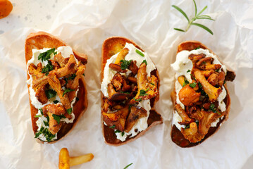 cheese and fried chanterelles. .style hugge top veiw