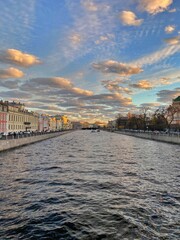 Obraz premium Beautiful Evening Overlooking the Neva River With Colorful Clouds in Saint Petersburg