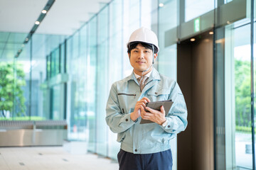 工事現場の確認をする作業着を着たビジネスマン