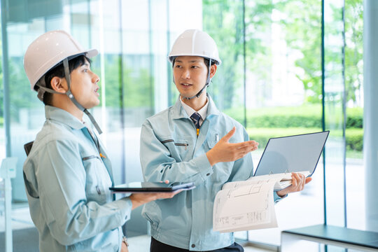工事現場の打合せをする作業着を着たビジネスマン