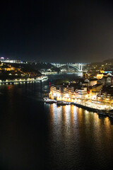 Vista de Oporto iluminado por la noche
