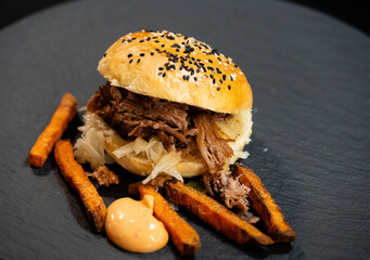 Frisch gegartes Pulled Pork aus der Schweineschulter