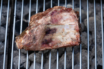 gewürzte Spare Ribs vom Holzkohlegrill