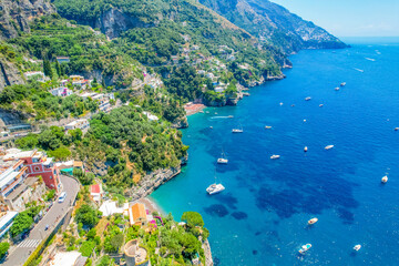 Fototapeta premium Positano town, beach and beautiful colorful houses on the cliff in Amalfi coast in Italy