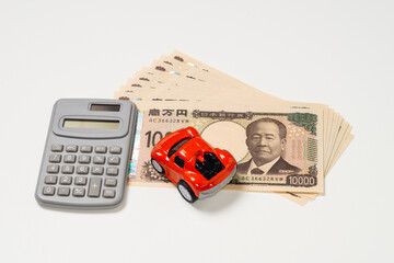 新紙幣の一万円札と自動車とお金のイメージ