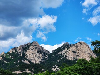 Obraz premium the top of Bukhansan Mountain in Korea in sunny weather. hiking in korea. mountains Korea Seoul