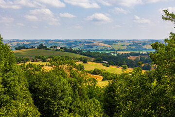 Fototapeta premium Paysage agricole de collines, de haies et de forêts de la vallée de la Lèze depuis le village de Carla-Bayle