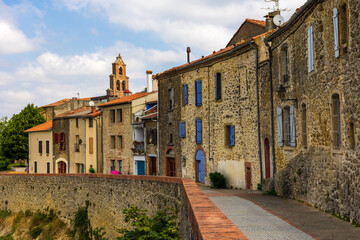 Clocher-mur de l’église Notre-Dame émergeant au dessus des maisons du petit village de Carla-Bayle