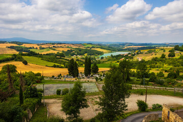 Lac du Carla-Bayle, haut-lieu de loisirs avec son village-vacance, depuis le village médiéval