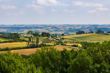 Fototapeta premium Paysage agricole de collines, de haies et de forêts de la vallée de la Lèze depuis le village de Carla-Bayle