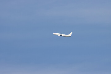 青空を飛ぶ飛行機