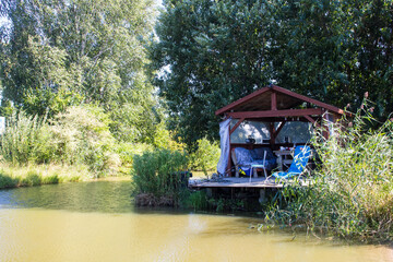 altanka nad jeziorem  © Patryk