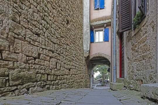 Fototapeta Picture from the town of Groznjan with idyllic cobbled streets and buildings made of natural stone