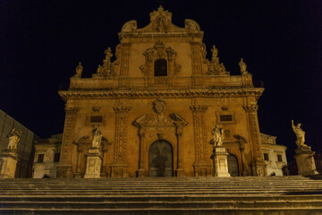 Obraz premium Illuminated facade of the beautiful sicilian baroque church Duomo of San Giorgio during night time, Modica, Sicily, Italy
