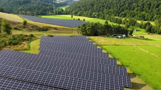 Drohnenflug &uuml;ber Tal mit Solarpark auf der linken Seite in Hessen, Deutschland
