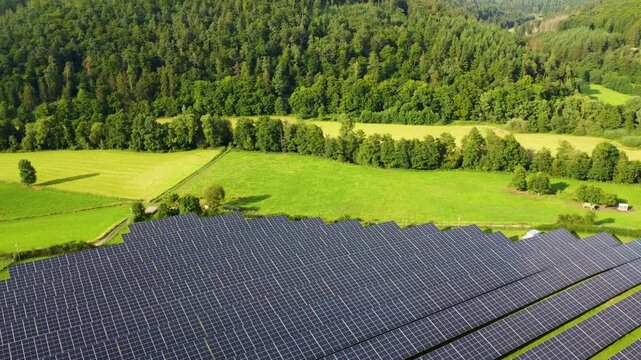Flug &uuml;ber Solarpark in Hessen, Deutschland im Sommer