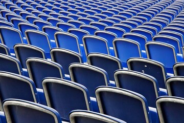 Obraz premium Leere blaue Plastikstühle 