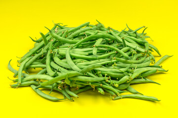  tas d'haricots verts crus, en gros plan, isolé sur un gros plan
