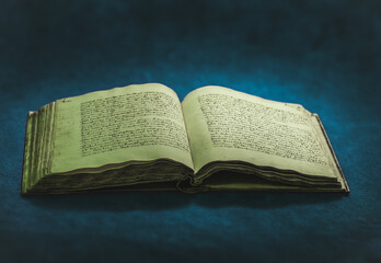 stary rękopis archiwalny w grubej księdze na ciemnym tle © Henryk Niestrój