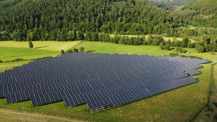 Luftaufnahmen eines Solarparks in Hessen, Deutschland – Sommerlandschaft mit Solarpanelen,...