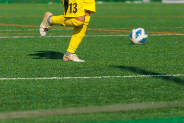 サッカーボールで練習をするサッカー選手