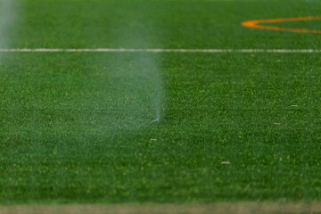 真夏のミスト機能があるサッカーグランド