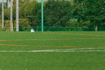 Obraz premium グラウンドに転がるサッカーボール