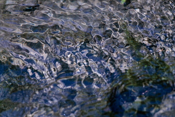 透明な水の流れ