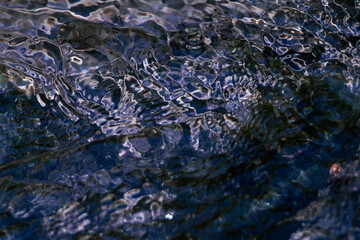 透明な水の流れ