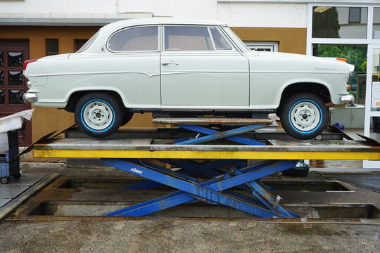 Borgward Isabella in Pastellfarben der F&uuml;nfzigerjahre und Sechzigerjahre auf der Hebeb&uuml;hne in der Werkstatt am 26.07.2024 bei den Golden Oldies in Wettenberg Krofdorf-Gleiberg bei Gie&szlig;en in Hessen