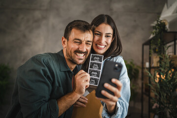 couple announces to everyone via video call that they are expect baby