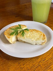 Pão com café, pão de queijo, empada, padaria