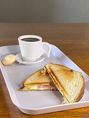 Sandes, ovos, omelete, pão com café, bacon