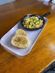 Sandes, ovos, omelete, pão com café, bacon