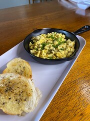 Sandes, ovos, omelete, pão com café, bacon