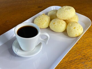 Sandes, ovos, omelete, pão com café, bacon