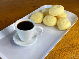 Sandes, ovos, omelete, pão com café, bacon
