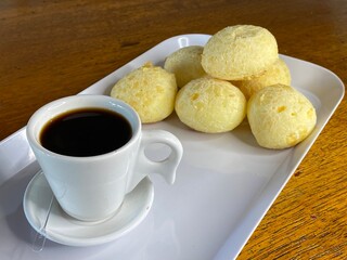 Sandes, ovos, omelete, pão com café, bacon
