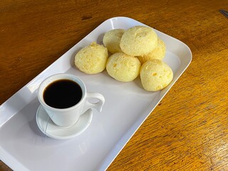 Sandes, ovos, omelete, pão com café, bacon