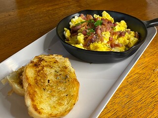 Sandes, ovos, omelete, pão com café, bacon