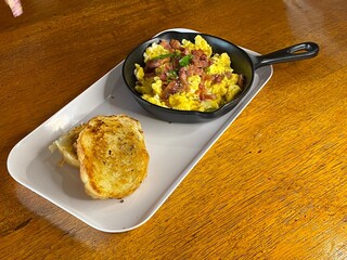 Sandes, ovos, omelete, pão com café, bacon