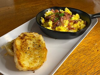 Sandes, ovos, omelete, pão com café, bacon