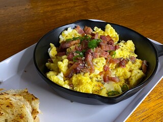 Sandes, ovos, omelete, pão com café, bacon
