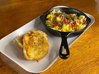 Sandes, ovos, omelete, pão com café, bacon