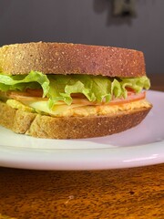 Sandes, ovos, omelete, pão com café, bacon