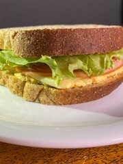 Sandes, ovos, omelete, pão com café, bacon