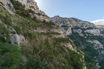 Obraz premium Hiking at beautiful canyon of Oriented Nature Reserve Cavagrande del Cassibile, Syracuse, Sicily, Italy