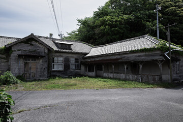 廃墟・崩れ行く建物の外観 / 山口県大島郡周防大島町