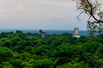 Vista panóramica de  los Templos Mayas, Gran Jaguar , Templo II y Templo III, vista desde el...